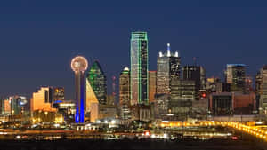 達拉斯夜景，發光的摩天大樓和重逢塔。 — 德克薩斯州旗 壁紙