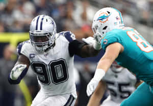 達拉斯牛仔隊防守端鋒在NFL比賽中擒抱邁阿密海豚隊球員。 — 運動 壁紙