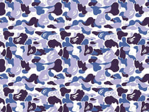 紫色、藍色和白色迷彩圖案，內嵌文字。 — Bape 動態 壁紙