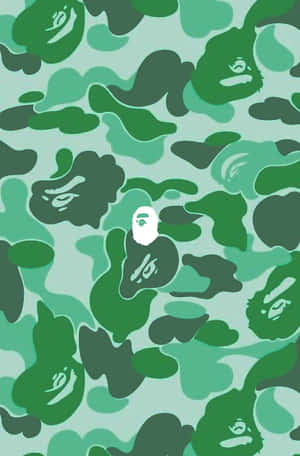 帶有風格化猿臉和白色猿頭的綠色迷彩圖案。 — Bape 動態 壁紙