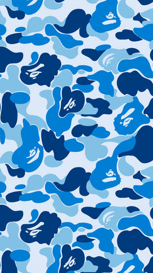 藍色迷彩圖案，風格化面孔在圖像中重複出現。 — Bape 動態 壁紙