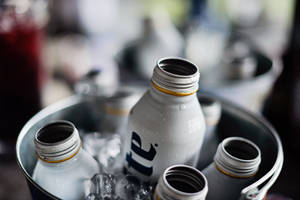 酒吧冰桶中的冷藏啤酒瓶 — 冰塊 壁紙