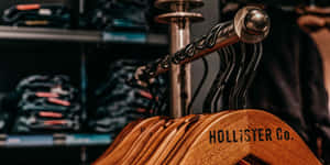 服裝店內帶有Hollister Co.品牌標誌的木製衣架。 — Hollister 壁紙