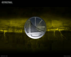 Golden State Warriors 標誌在暴風雨的城市上空發光，伴隨著閃電。 — 金州勇士 壁紙