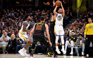NBA籃球運動員史蒂芬柯瑞在比賽中投出三分球。 — 科比· Bryant 壁紙