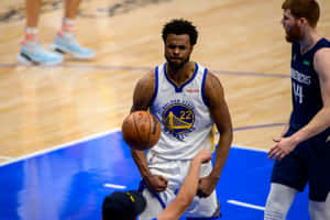 金州勇士隊球員在NBA比賽中運球，獨行俠隊防守球員在附近。 — 酷籃球 壁紙