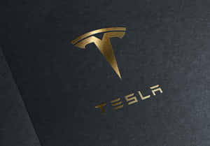 深色紋理紙上的金色 Tesla 標誌和文字。 — 特斯拉 壁紙