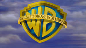 陰天背景下的金色 Warner Bros Pictures 標誌 — 70年代動圖 壁紙