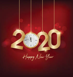 金色2020懸掛裝飾品，時鐘取代了零，紅色背景。 — 新年快樂 2020 壁紙
