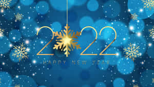 金色2022新年文字，中心有雪花，藍色散景背景。 — iMac 壁紙