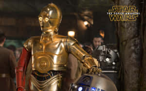 C-3PO和R2-D2在星際大戰電影場景中並肩而立。 — 太空人美學 壁紙
