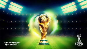 金色世界盃獎盃在球場燈光下照亮足球場。 — FIFA 世界盃 壁紙