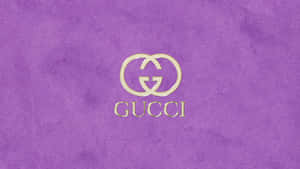 紫色天鵝絨背景上的金色Gucci標誌 — 2560x1440 壁紙