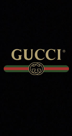 金色文字及紅綠條紋的Gucci標誌，黑色背景。 — 悟空黑 iPhone 壁紙