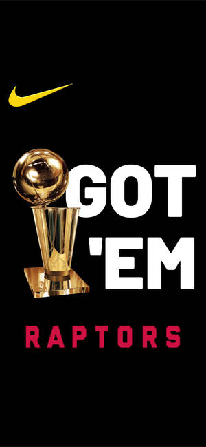 金色NBA獎盃，帶有「GOT 'EM RAPTORS」文字和Nike標誌，置於黑色背景上。 — iPhone 14 Plus 壁紙