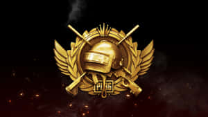 金色PUBG標誌，配有頭盔和交叉的槍支，在黑暗煙霧背景中閃耀，並有漂浮的餘燼。 — 遊戲玩家標誌 壁紙