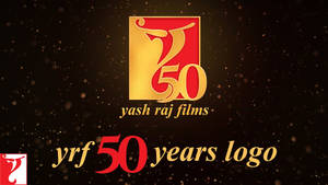 Yash Raj Films 50週年標誌，金色和紅色文字，背景為閃爍深色。 — 品牌 壁紙