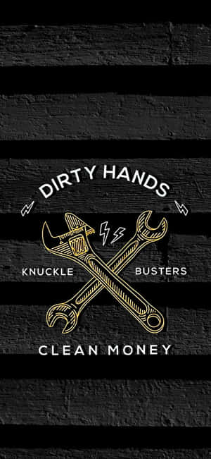 深色木板上帶有交叉扳手及 dirty hands clean money 文字的標誌。 — 簡約 壁紙