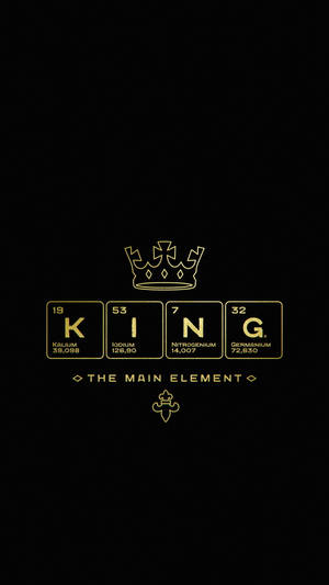 黑色背景上，用元素週期表元素和皇冠拼出的金色「KING」。 — 頂級 iPhone 壁紙