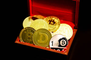一個紅色木箱中的實體加密貨幣硬幣收藏。 — 狗狗幣 壁紙