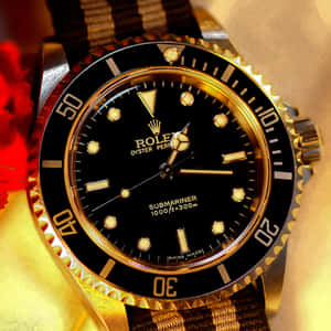 金色布料上的奢華金色勞力士Submariner手錶，黑色錶盤和條紋錶帶。 — 勞力士標誌 壁紙