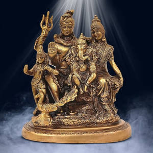 金色印度教神像，包含濕婆、帕爾瓦蒂、象頭神及孩童形象，在聚光燈下。 — 鹿丸 壁紙