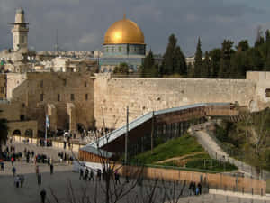 金色圓頂岩石寺和古老石牆，遊客在耶路撒冷廣場上行走。 — 神之塔 壁紙