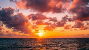 夕陽映照海面，雲彩繽紛奪目。 — 海洋 壁紙