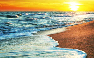 海洋上的夕陽與沖刷沙灘的海浪 — 海灘 壁紙