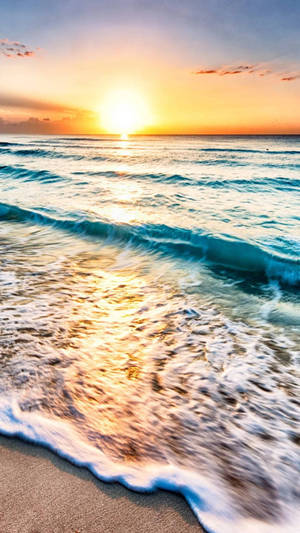夕陽映照在海浪沖刷沙灘的景象 — 海灘 iPhone 壁紙
