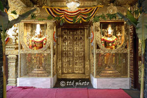 金色寺廟門口，有神像和花卉裝飾。 — 雕塑 壁紙