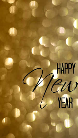在金色閃爍背景上的黑色字體 Happy New Year 文字。 — 慶祝 壁紙