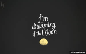 金色月亮在深色背景上，位於「I'm dreaming of the Moon」字句下方 — 高畫質月亮 壁紙