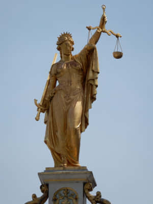 金色正義女神雕像，手持天秤與劍。 — 自由女神像 壁紙