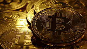 在溫暖光線下帶有電路圖案的金色比特幣硬幣堆。 — 比特幣 GIF 壁紙