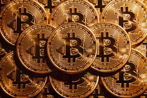 一堆金色比特幣硬幣，帶有電路圖案和反光表面。 — 比特幣 GIF 壁紙