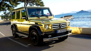 金色汽車與海灘