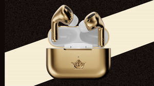 金色無線耳機在打開的充電盒中，背景為條紋。 — AirPods 壁紙
