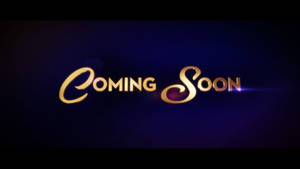 深紫色背景上帶著鏡頭光暈的金色「Coming Soon」文字 — 碧蓝之海 壁紙