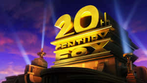 金色的20th Century Fox標誌在黃昏被聚光燈照亮。 — 淺粉色調 壁紙