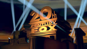 金色的20th Century Fox標誌在黃昏的聚光燈下發光。 — 九尾狐 壁紙