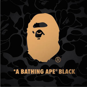 黑色迷彩背景上的金色A Bathing Ape標誌與品牌文字。 — BAPE 標誌 壁紙
