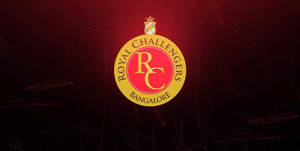 Royal Challengers Bangalore板球隊標誌在深紅色刮痕背景上。 — 標誌 壁紙