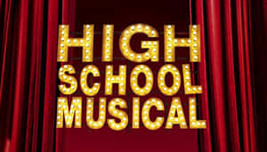 在紅色窗簾後面，發光的金色劇院招牌，用於High School Musical。 — 高中音樂劇 壁紙