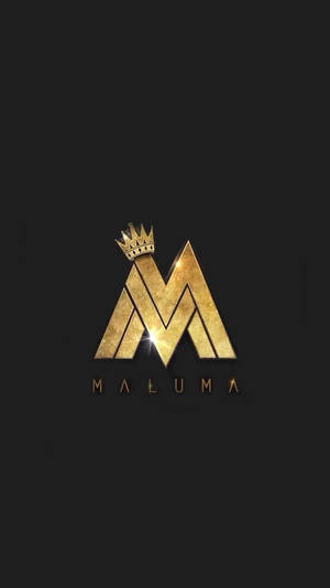 金色「M」標誌配皇冠和「MALUMA」文字，黑色背景。 — 香奈兒標誌 壁紙