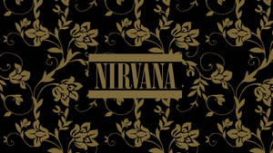 金色花卉圖案，'NIRVANA' 文字居中於黑色背景上。 — 涅槃 壁紙