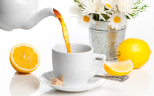 白色茶杯正在倒茶，附近有檸檬和雛菊。 — 1280x800 壁紙