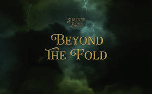 金色奇幻標題文字 Beyond The Fold 在風暴綠色天空上，伴有閃電。 — 暗影與骨骸 壁紙