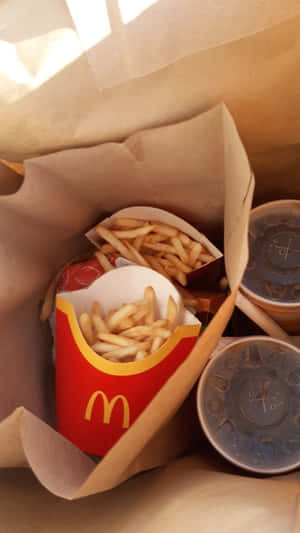 紙袋中的麥當勞薯條和飲料 — 薯條 壁紙