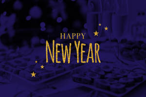 紫色派對桌上放有香檳和巧克力，上方有金色「Happy New Year」文字。 — 星星 壁紙